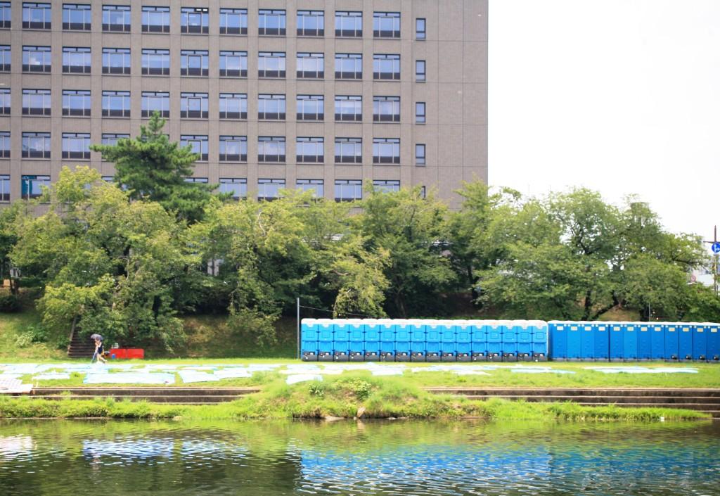 Banheiros públicos provisórios improvisados para o Festival de Hanabi (em azul)