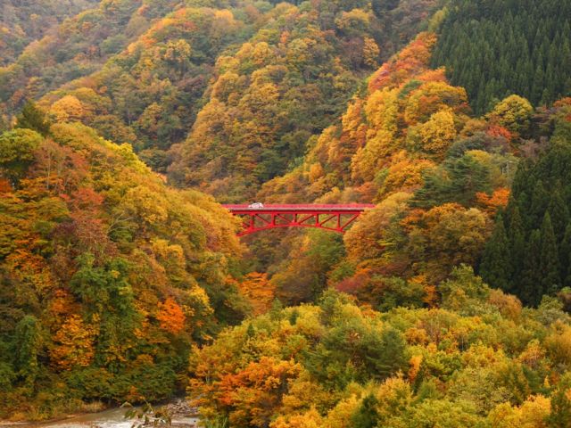 gunma-azuma-gun-nakanojo-shirasuna-Outono em Gunma. Magnifico koyo nas montanhas, rios, pontes