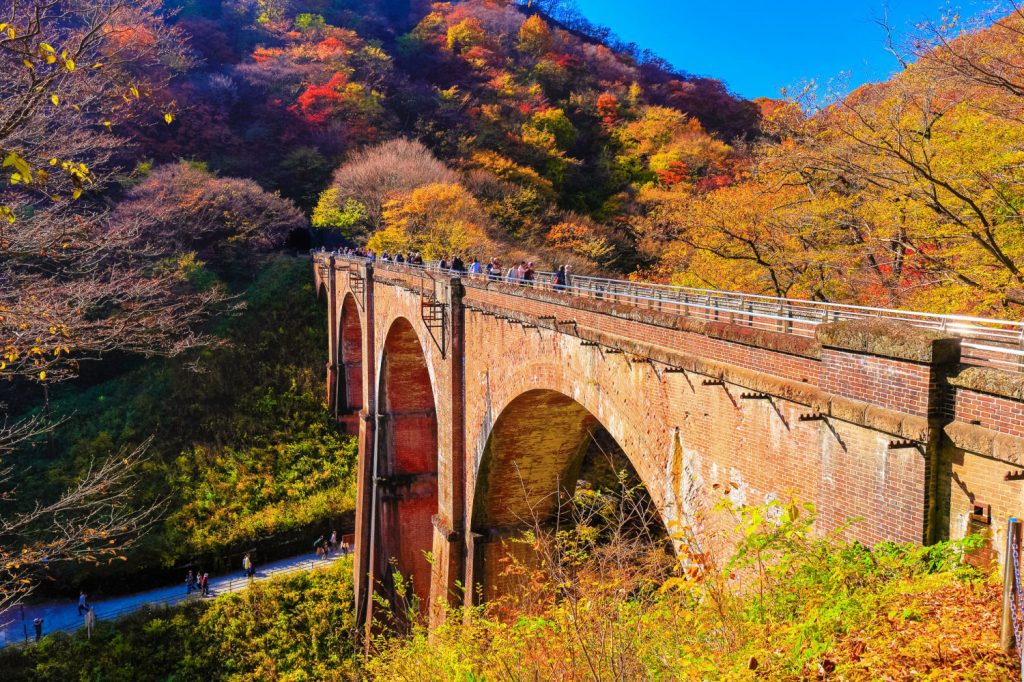 gunma-annaka-shi-meganebashi-Outono em Gunma. Magnifico koyo nas montanhas, rios, pontes